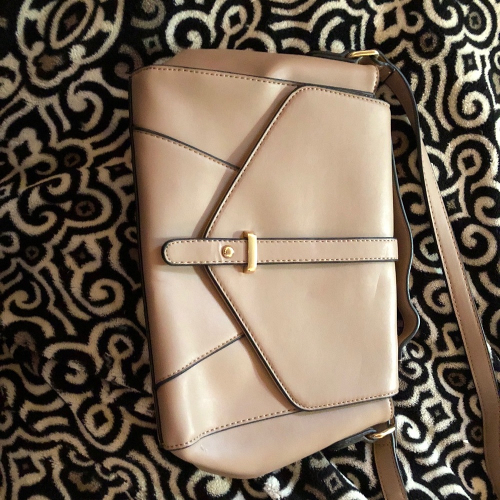 A cute cross body tan bag!